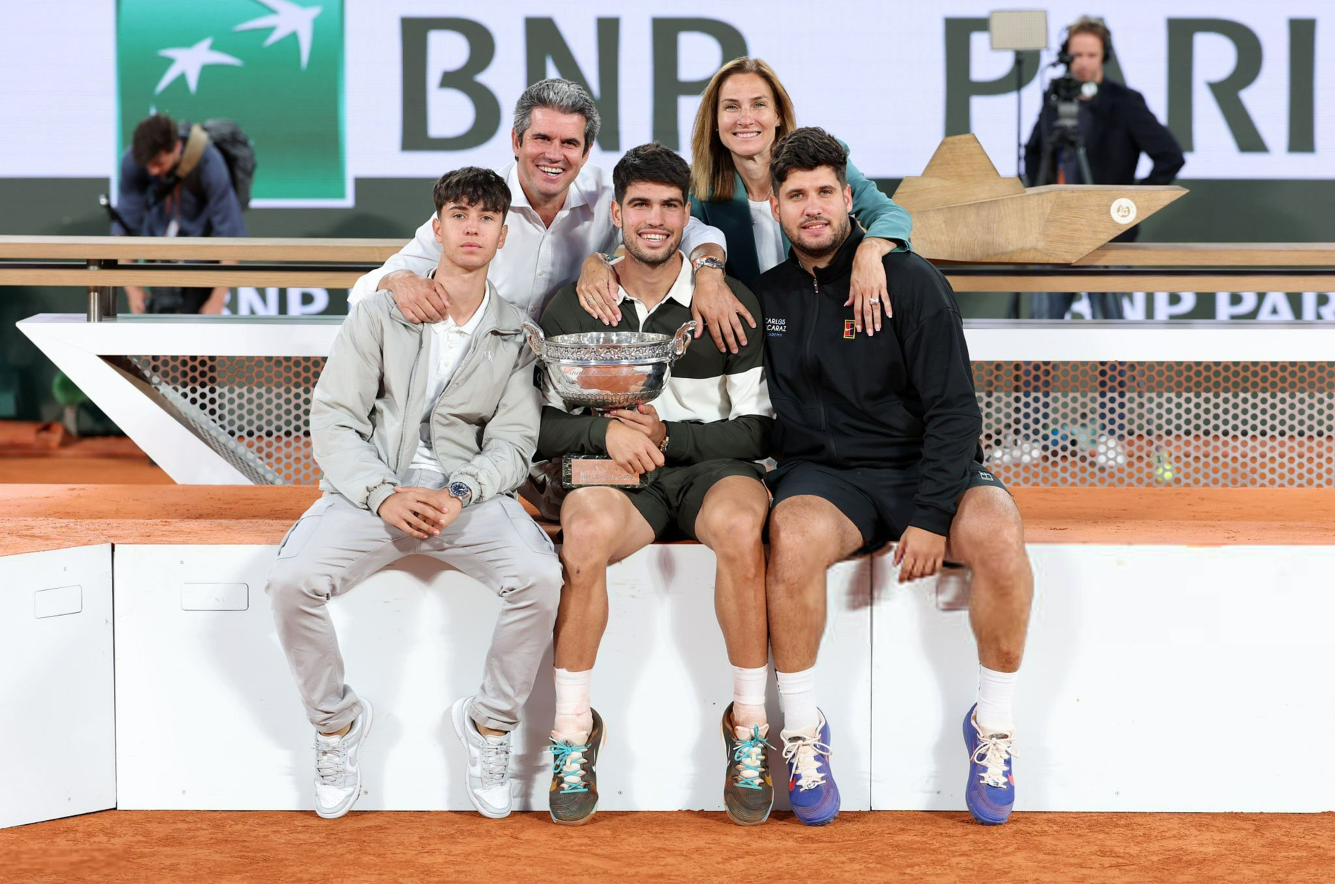 开云注册网址-出色防守引发热议！，阿扎伦卡在拜仁比赛中战术调整赛场气氛高涨